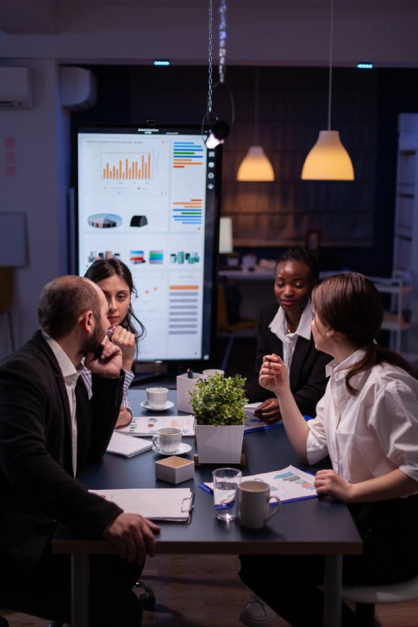 businesspeople-brainstorming-financial-company-ideas